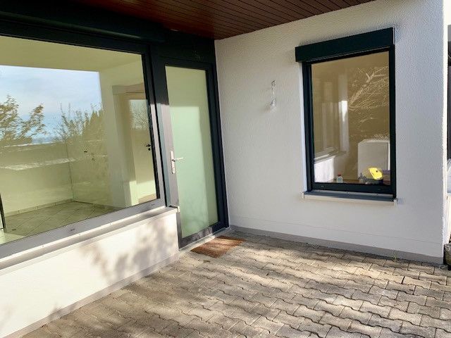 ES-Serach: Wohnung mit Terrasse und Aussicht – Terrasse & Eingang