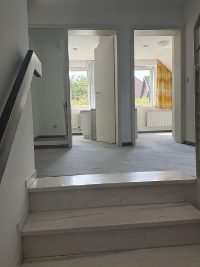 Zadbany dom jednorodzinny w stylu dziedzińca ogrodowego, zapewniający dużą prywatność – zmodernizowany i gotowy do zamieszkania – Flur 1. OG