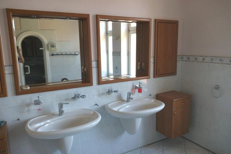 Großzügiges Kapitänshaus in guter und zentraler Lage am Huntedeich – Badezimmer WHG  oben