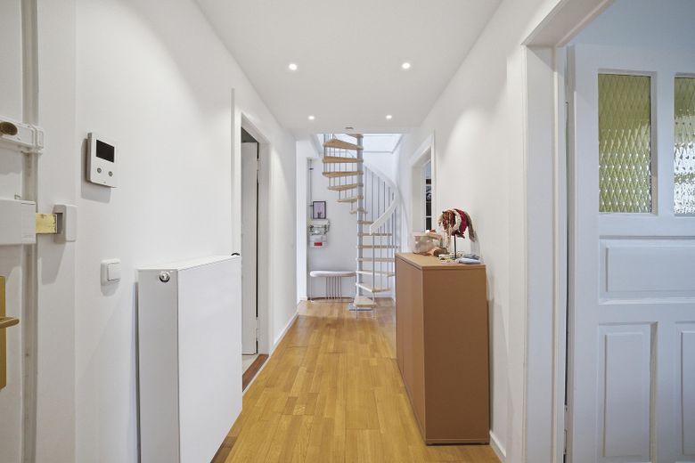 Schönstes Schwabing -kernsanierte DG-Wohnung in denkmalgeschütztem Altbau – Flur