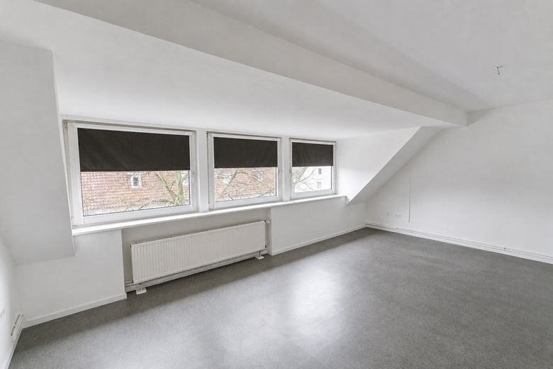Helle 4-Zimmer Wohnung mit Einbauküche in zentraler Lage – Wohnzimmer