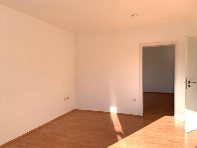 Schöne helle 2,5-Zimmerwohnung mit neuem Tageslichtduschbad und Süd-Westbalkon – Wohnzimmer