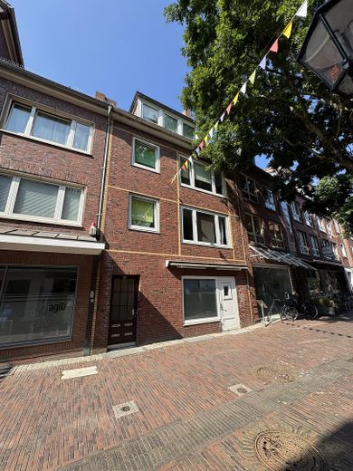 Provisionsfrei: Wohn- und Geschäftshaus mit 3 Wohnungen, Gewerbe & 2 Garagen in Emder Innenstadt – फोटो 1