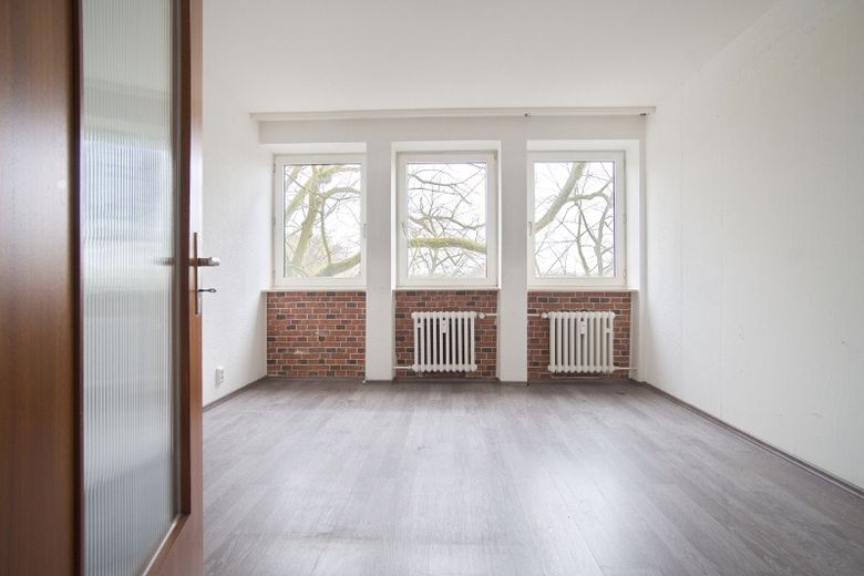2 x  3-Zimmer-Wohnung im selben Gebäude, Wohnräume mit Laminatboden, helles Bad – 723ed5af16b7dd02151a02d7b124e81b1d298b6f.jpg