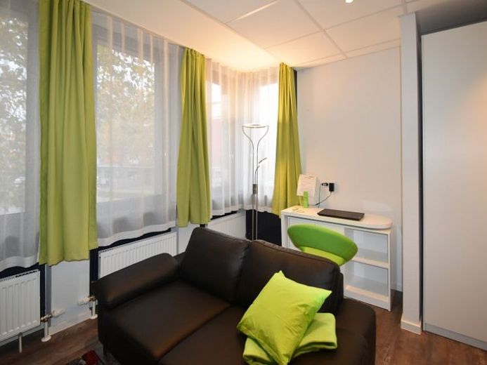 Großzügiges 1-Zimmer-Apartment, möbliert und voll ausgestattet, zentral in Niederrad – Foto 1