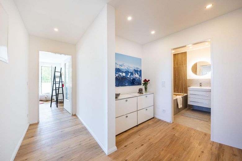 Entrate subito e sentitevi a vostro agio: appartamento ristrutturato di 1,5 locali con balcone a Bogenhausen – Der Flur (1/2)