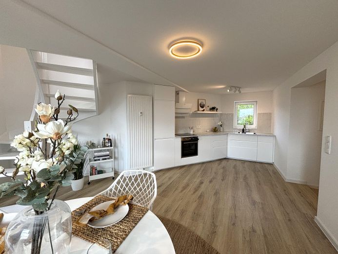Vollmöblierte 2,5-Zimmer-Maisonette mit Tageslichtbad & Kellerraum - Neubau 2024 in Köln Mülheim! – Wohnbereich