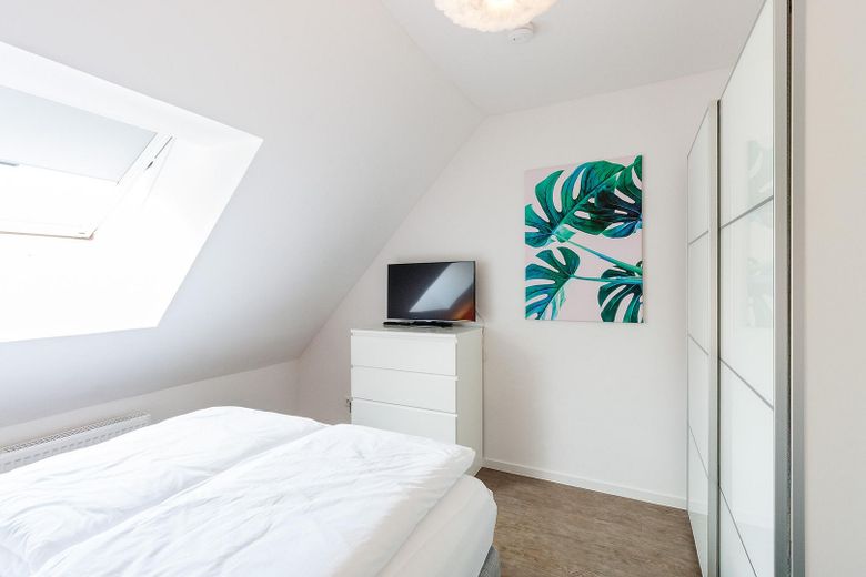Hofgartennähe #5: Schöne 2 Zi Whg möbliert mit Balkon, EBK und Duschbad – 2 Smart TVs