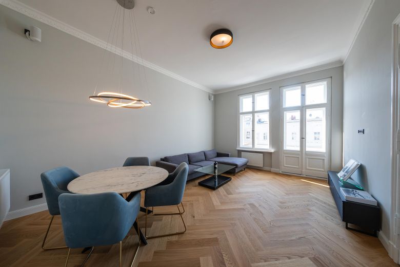 Recién reformado. Disponible para entrar y sin comisión. Lujo en un edificio antiguo en pleno centro de la ciudad. – Wohnzimmer mit Balkon