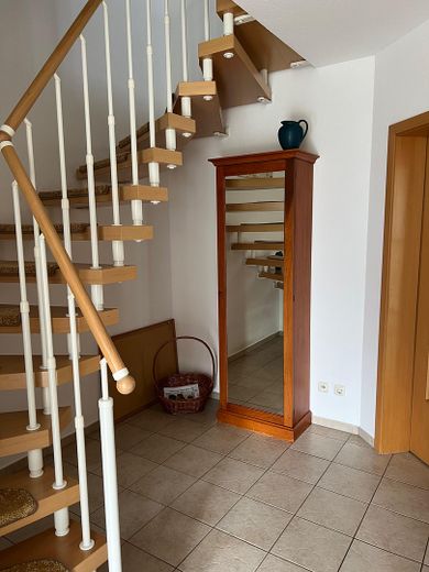 gepflegtes Reihenendhaus – Flur unten/ Treppe