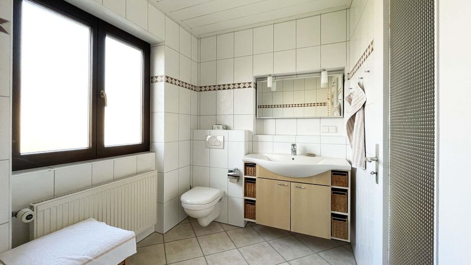 Großes, helles Reihenendhaus mit Garten in Stutensee-Blankenloch – direkt bezugsfertig – 15_1.OG Bad mit Badewanne