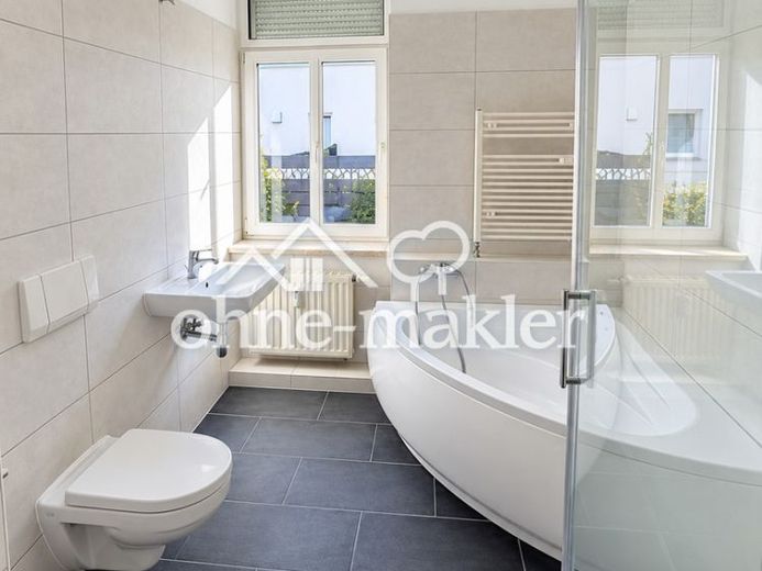 Helle 2-Zimmer-Altbauwohnung mit modernem Bad – Wanne & Dusche – Foto 1