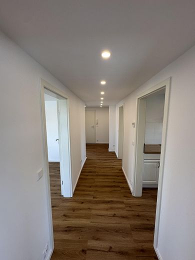 Modernes Wohnen im Erstbezug – Klimatisierte DG Wohnung mit Blick ins Grüne inklusive – Flur