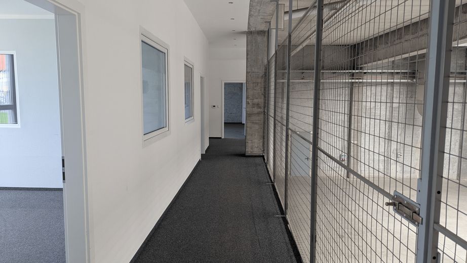 Magazzino, produzione, ufficio/locali sociali 750m² + 206m², area esterna >5000m² (opzione + lavorazione CNC circa 400m²) – Foto 17