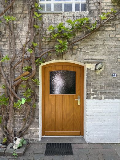 Immediate occupancy available: beautiful, renovated 3-room apartment in a great location! – Türe zum Innenhof