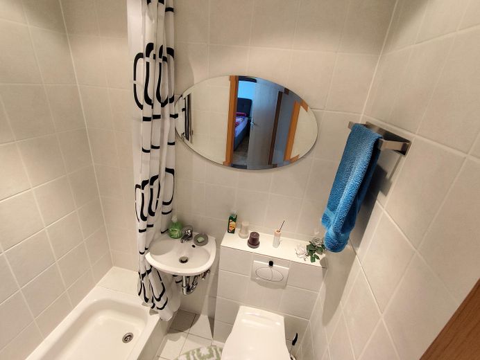 Grand appartement de 4 pièces avec balcon et place de parking en sous-sol, dans un quartier prisé de Bad Homburg – Gäste-WC