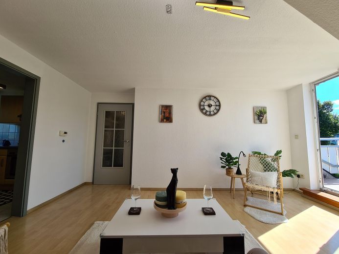 Balkonlu, otoparklı ve yeni doğalgaz kat kaloriferli 3 odalı daire | 50,90 m² – .Wohzimmer.