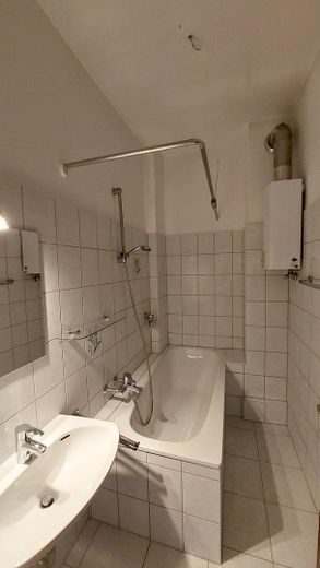 Sonnige 2-Zimmer Altbauwohnung mit Flair und viel Potential – Badezimmer