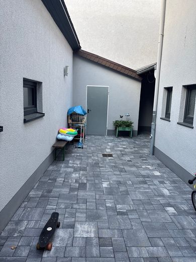 Einfamilienhaus mit Nebengebäude, Hof und Garage – Foto 8