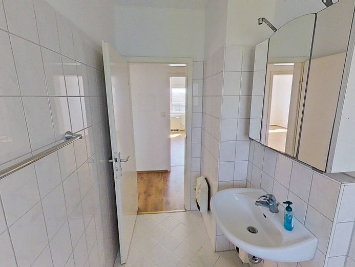 Світла 3-кімнатна квартира з БАЛКОНОМ і ВАННОЮ в Меттманні – Ansicht II: Badezimmer mit Ba…