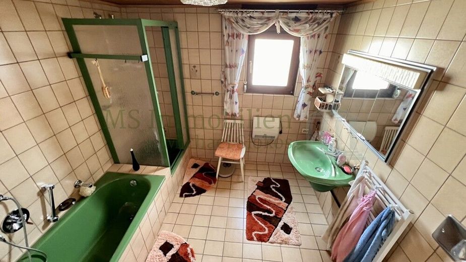 *** Doppelhaushälfte mit Potenzial in Lampertheim *** – OG Badezimmer 1 Ansicht 1
