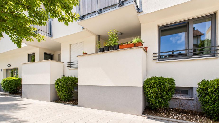 Privatverkauf – Stilvolle Gartenwohnung mit Tiefgarage in begehrter Münchner Lage – Außensicht Hochparterre