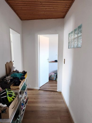Ruhige, WG-taugliche Wohnung in Bahnhofsnähe – Flur, Blick zum Bad