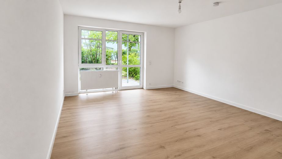Charmantes, renoviertes Apartment mit Terrasse, kleinem Garten & Tiefgaragenstellplatz in Regensburg – Heller Wohn- Schlafbereich