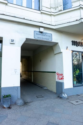 Ruhige Zweizimmerwohnung in beliebter Gegend in Berlin Kreuzberg – Einfahrt Hof und Hauseingang