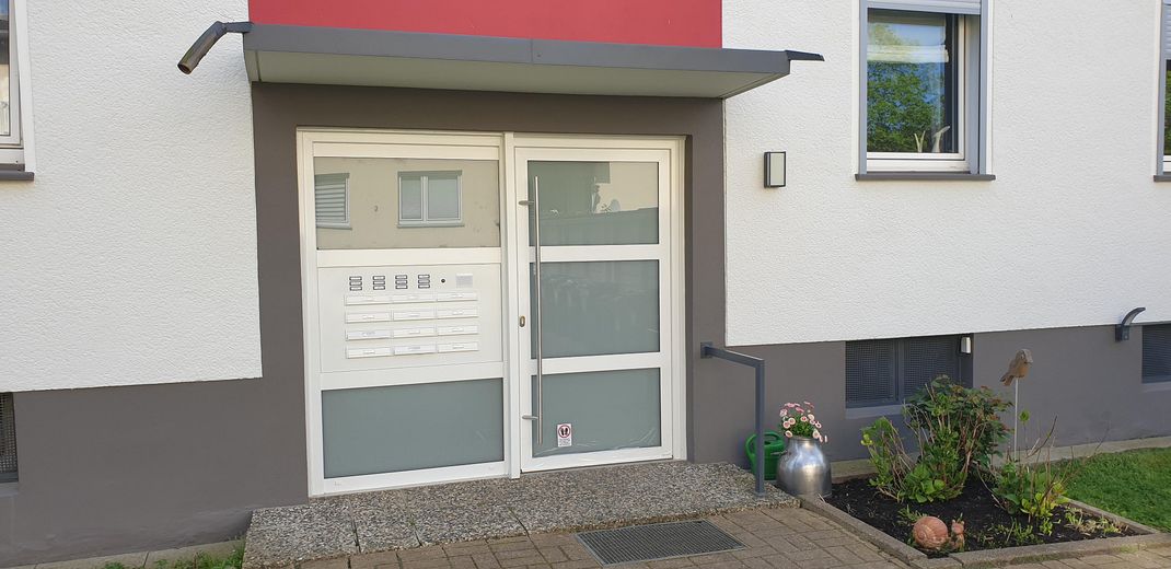 2 Zi.-Wohnung • Hell, modern & komfortabel • Ankommen und wohlfühlen – Moderne Hauseingsngstür