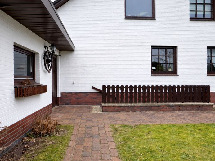 Einfamilienhaus mit ca. 325 m² Wohn- und Nutzfläche in ruhiger Wohnlage von Trittau – Garten Treppe zum Keller