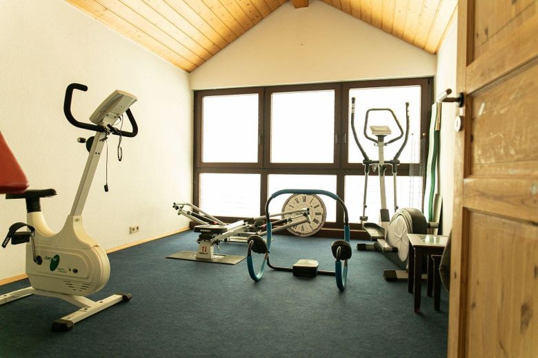 Landhaus Generationenhof mit bis zu 10 ha Land und Bachlauf – Galeriezimmer Fitnessraum