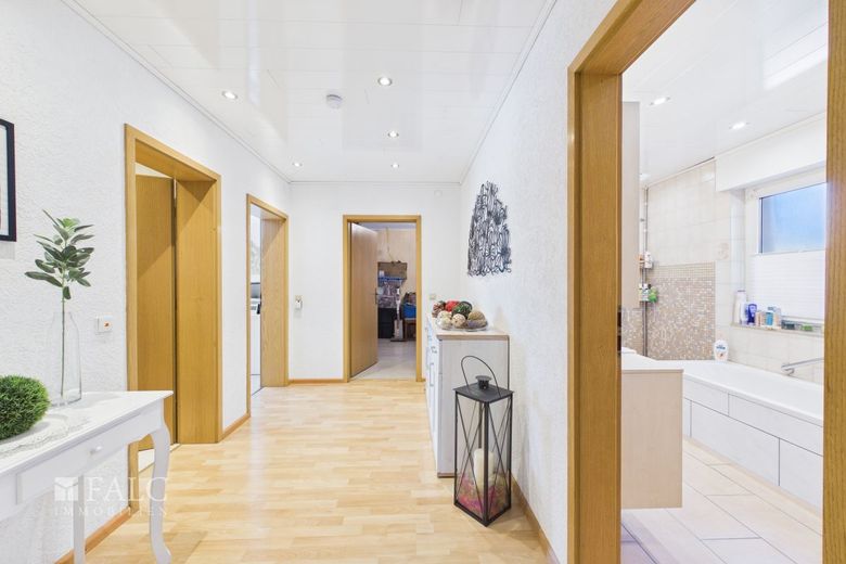 Umfassend modernisiertes und in weiten Teilen saniertes und zentrales Wohnhaus mit Einliegerwohnung – Wohnung-EG