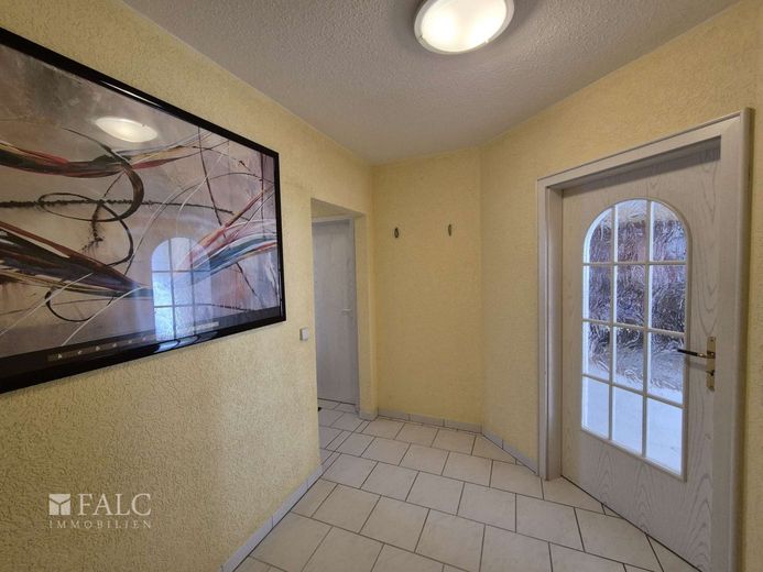 Möblierte 4-Raum-Wohnung min. für 12 Monate mit Garten - FALC Immobilien – Flur