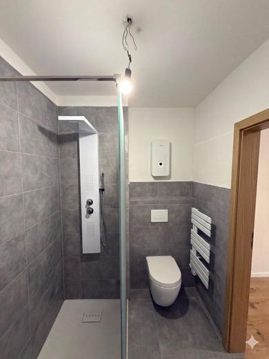 Wohnung: 130 m² (zwei Bäder) + 40m² Speicher | Balkon & Garage – Foto 3