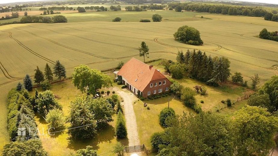 ***Alleinlage, Bauernhaus im Biosphärenreservat Schaalsee*** Denkmal – Luftbild I