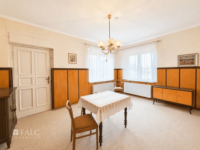 Großzügiges Anwesen mit historischem Wohnhaus und viel Potenzial - FALC Immobilien – Wohnzimmer 2 EG
