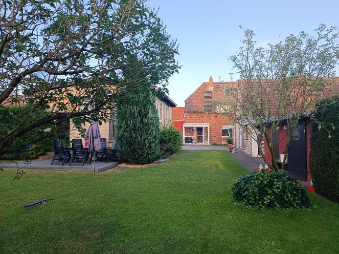 Viel Platz in Güstrow 190 m², großes Grundstück, Pool & Werkstatt – Blick aus dem Garten