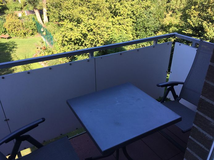 Nowoczesne mieszkanie z przestronną loggią, balkonem i poddaszem w najlepszej lokalizacji w Hooksiel – Schlafzimmerbalkon nach Hinten