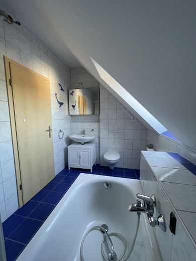 Helle 4-ZKB-Maisonette mit Balkon & Garten – ruhig wohnen in Zusmarshausen-Wollbach - PROVISIONSFREI – Bad