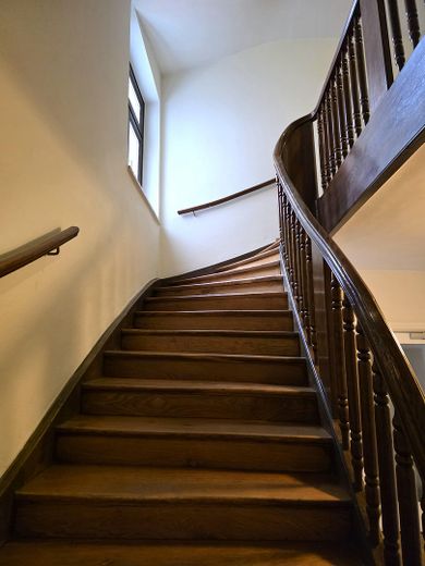 2-Zimmerwohnung in Neuhausen: Altbauwohnung mit Potenzial – Treppenhaus