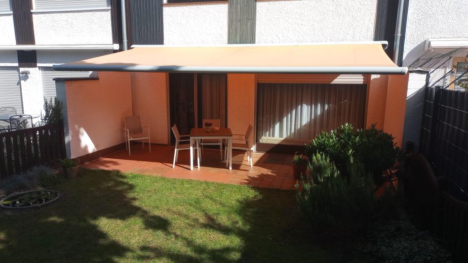 Villetta a schiera centrale ben tenuta con garage in posizione privilegiata – Hausansicht