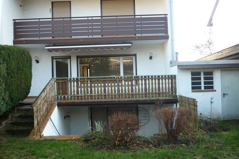 große Doppelhaushälfte ideal zum Wohnen und Arbeiten – Rückseite mit Terrasse u. Balk