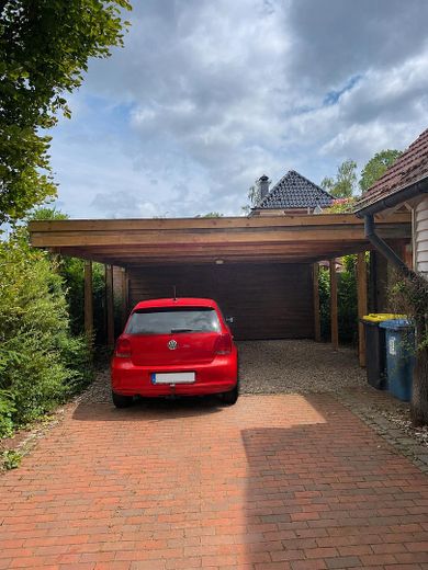 Lichtdurchflutetes Architektenhaus mit Schwimmteich – Carport