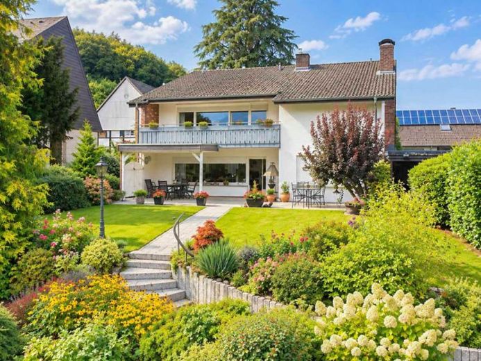Gepflegtes Einfamilienhaus mit großem Garten, Garage und Carportstellplatz in Bad Salzuflen Wüsten – Foto 1
