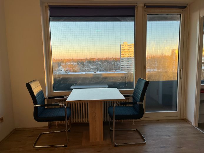 Möbliertes Apartment im Münchner Süden mit Pool, Grünanlage und Fernblick – Essecke