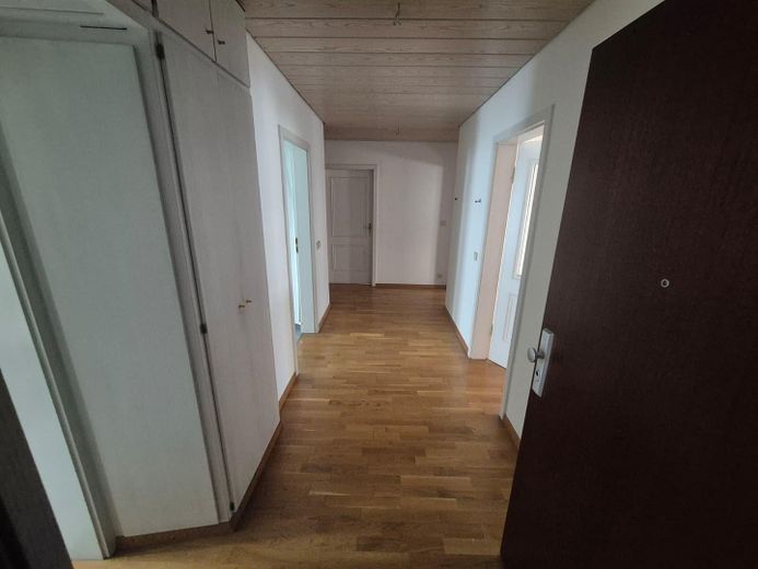 Exklusive 4-Zimmer-Wohnung mit EBK und Stellplatz in Stuttgart – Flur