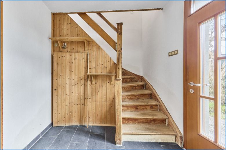 ** Reparaturbedürftiges freistehendes Einfamilienhaus **  in Haus-/Hofbauweise! – Geschosstreppe