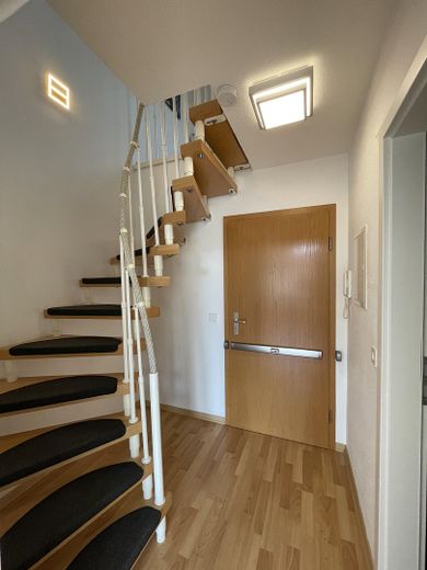 Helle gepflegte Maisonette-Wohnung – Treppe zur oberen Ebene