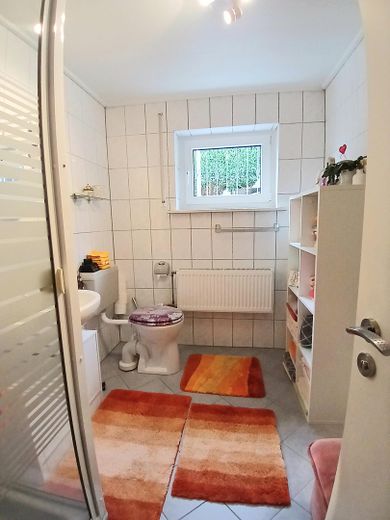 PROVISIONSFREI - Großer, charmanter  Bungalow mit Untergeschoß - keine Renovierungen, nur einziehen! – UG: 2. Bad mit Dusche, WC